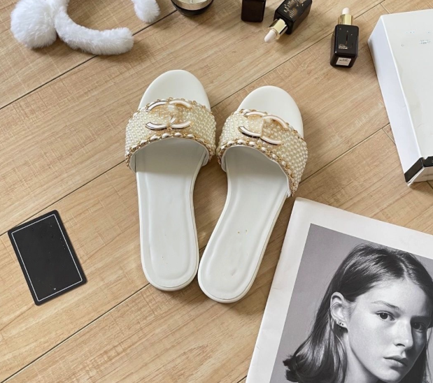 Small Chanel style slippers women summer outdoor flat leather pearl sandals CC British
