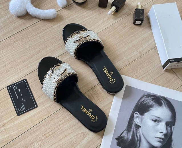 Small Chanel style slippers women summer outdoor flat leather pearl sandals CC British