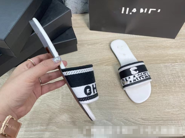 Xiangxiang high-end flat slippers for women to wear as outerwear, fashionable flip flops