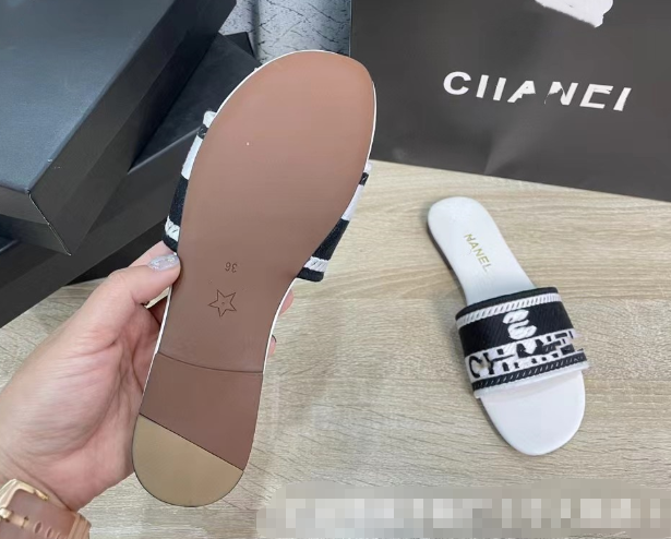 Xiangxiang high-end flat slippers for women to wear as outerwear, fashionable flip flops
