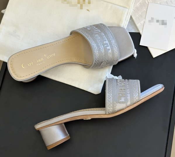 Thick heel rhinestone support women's summer outdoor wear versatile leisure travel beach flat