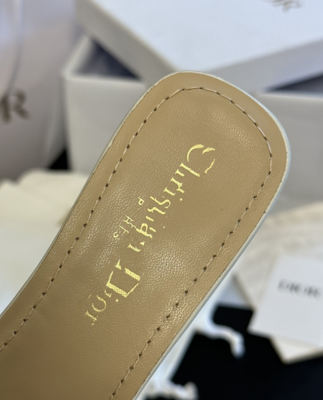 Thick heel rhinestone support women's summer outdoor wear versatile leisure travel beach flat
