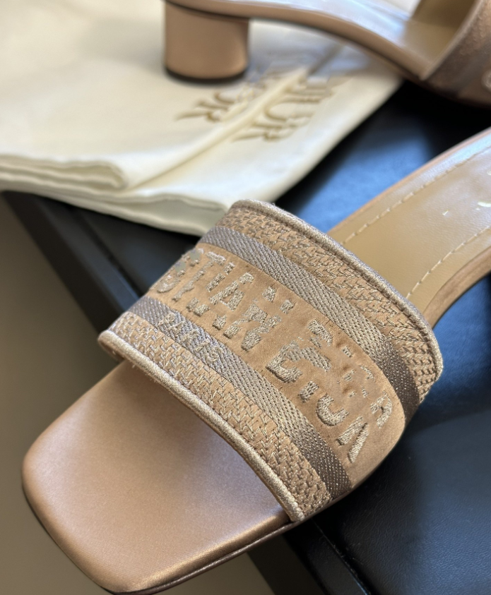 Thick heel rhinestone support women's summer outdoor wear versatile leisure travel beach flat