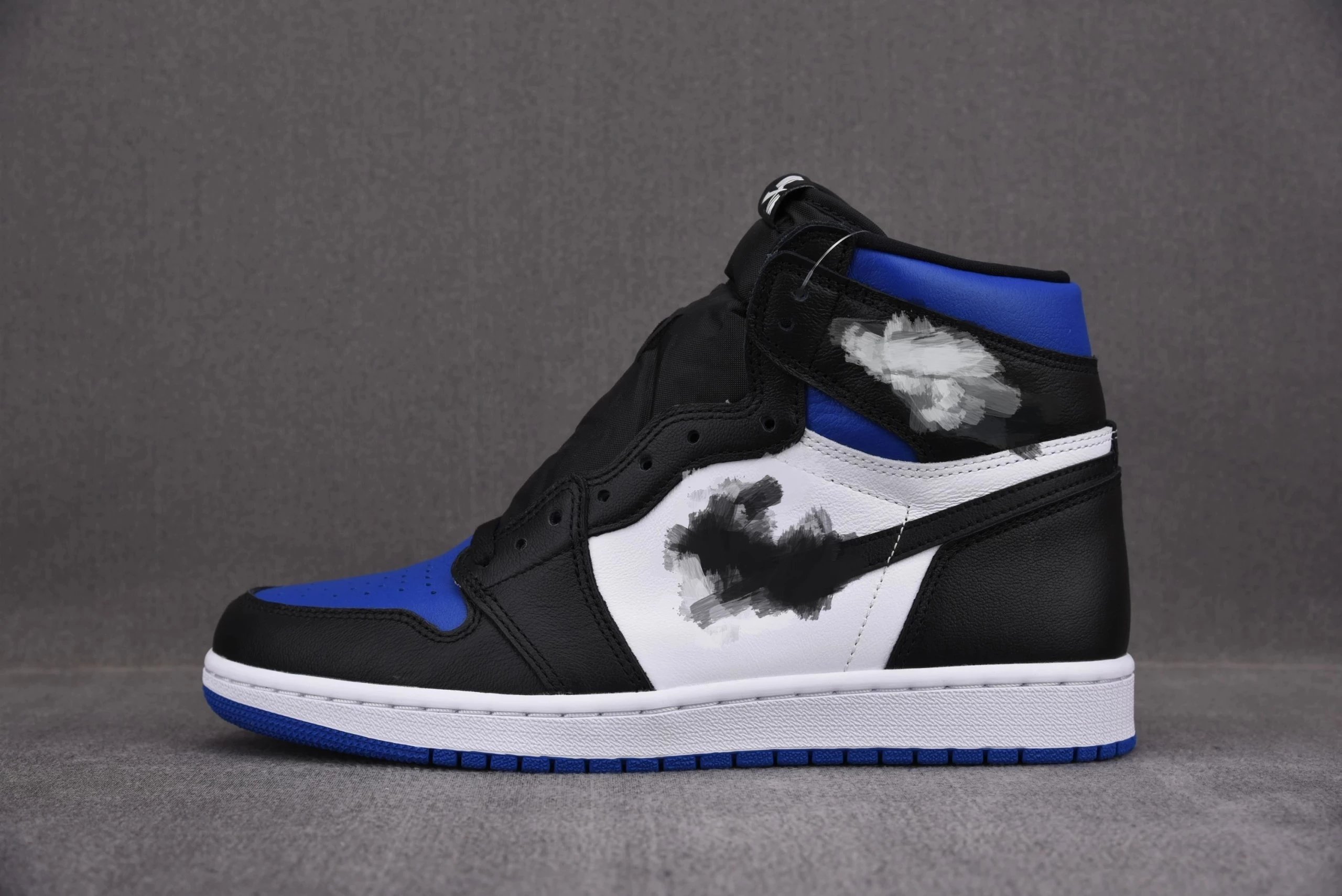 White Royal 555088-041