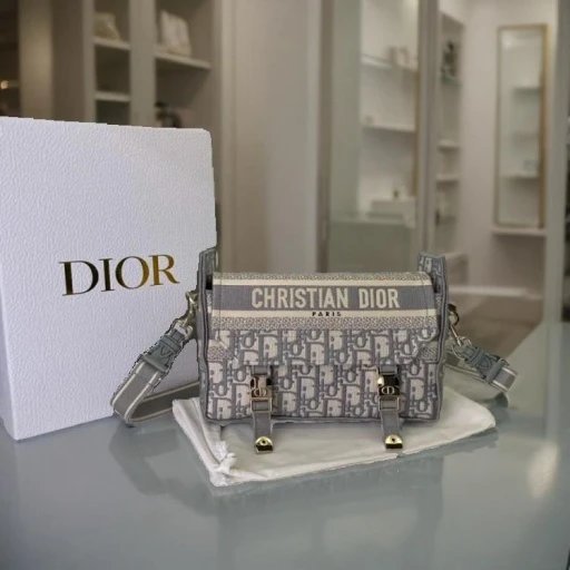 小号邮差包小号 DIORCAMP 手袋 灰色刺绣 Oblique 印花信使包  这款 CD男包D家orcamp 手袋由玛丽亚嘉茜娅蔻丽 Maria Grazia Chiuri 在经典信使包的基础上精心