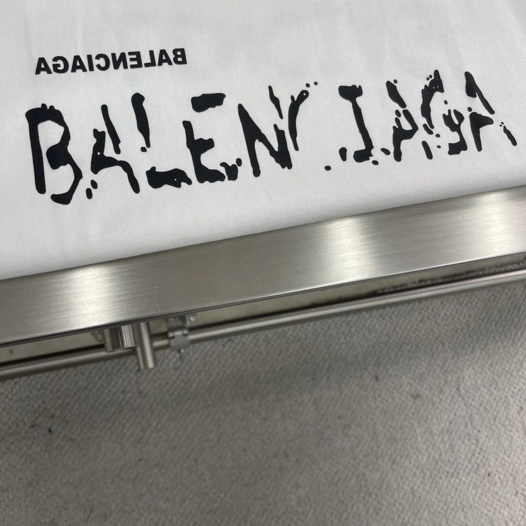 Reverse letter graffiti short-sleeved T-shirt