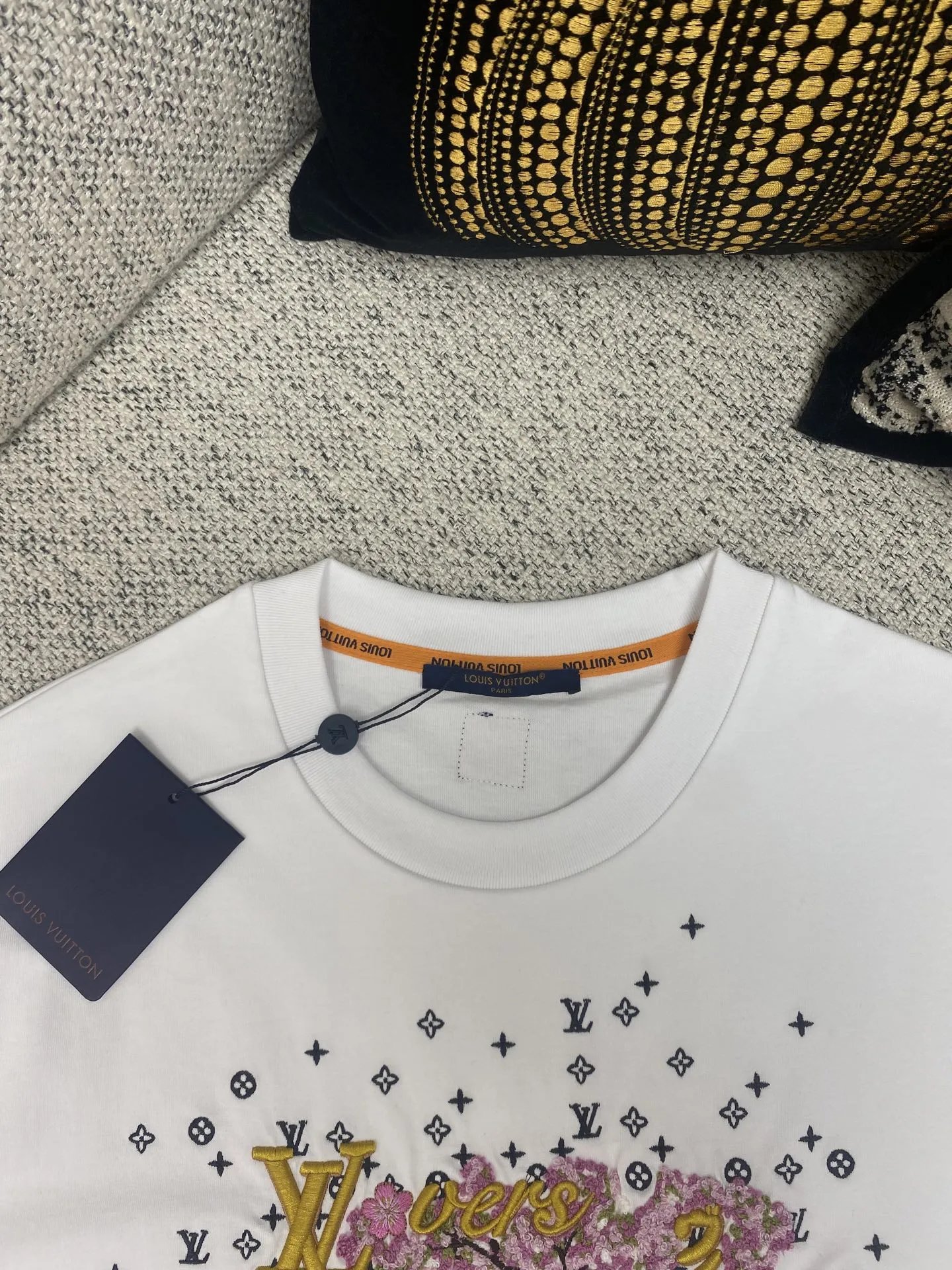 Mount Fuji cherry blossom lettering embroidered T-shirt