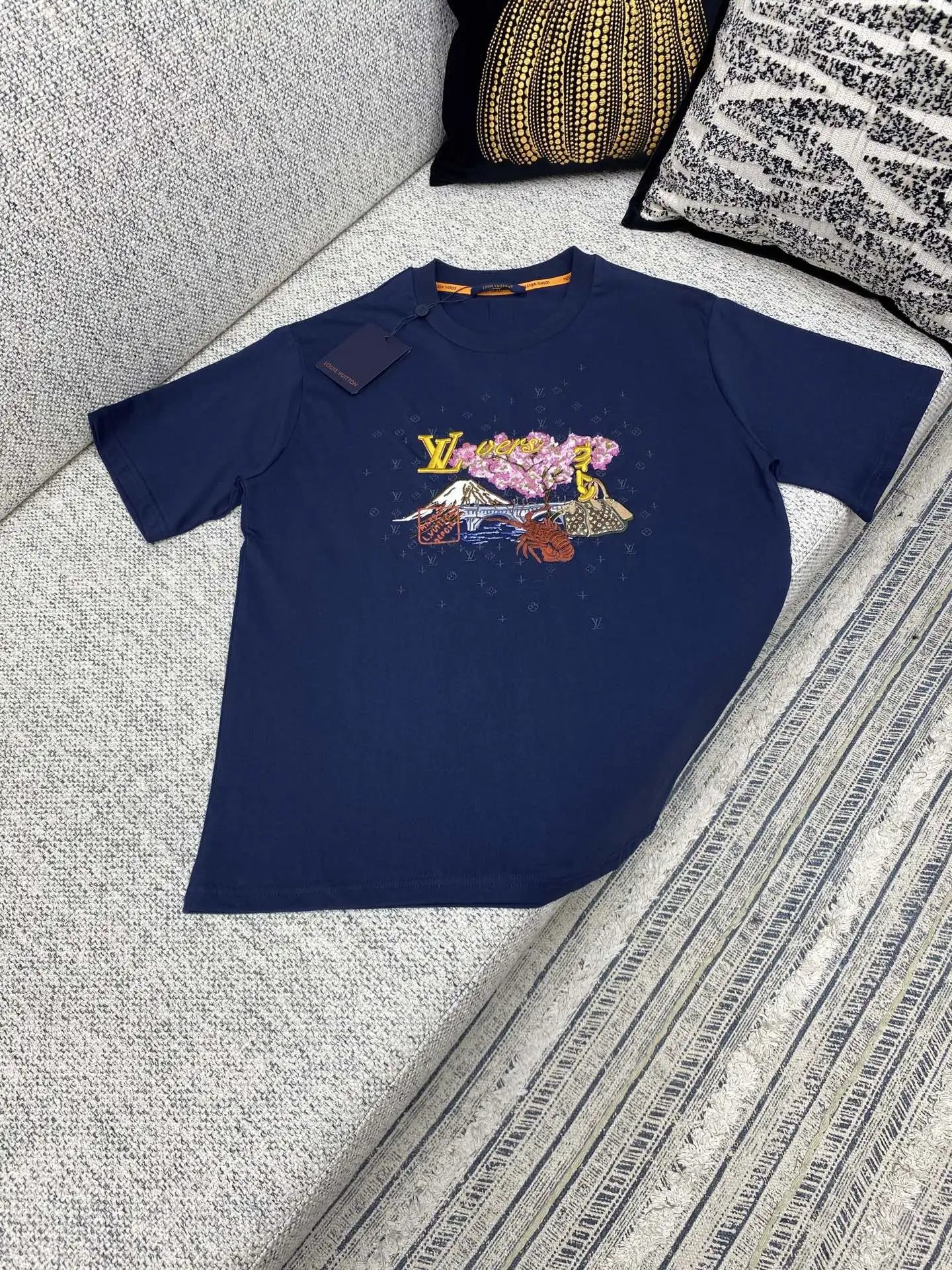 Mount Fuji cherry blossom lettering embroidered T-shirt