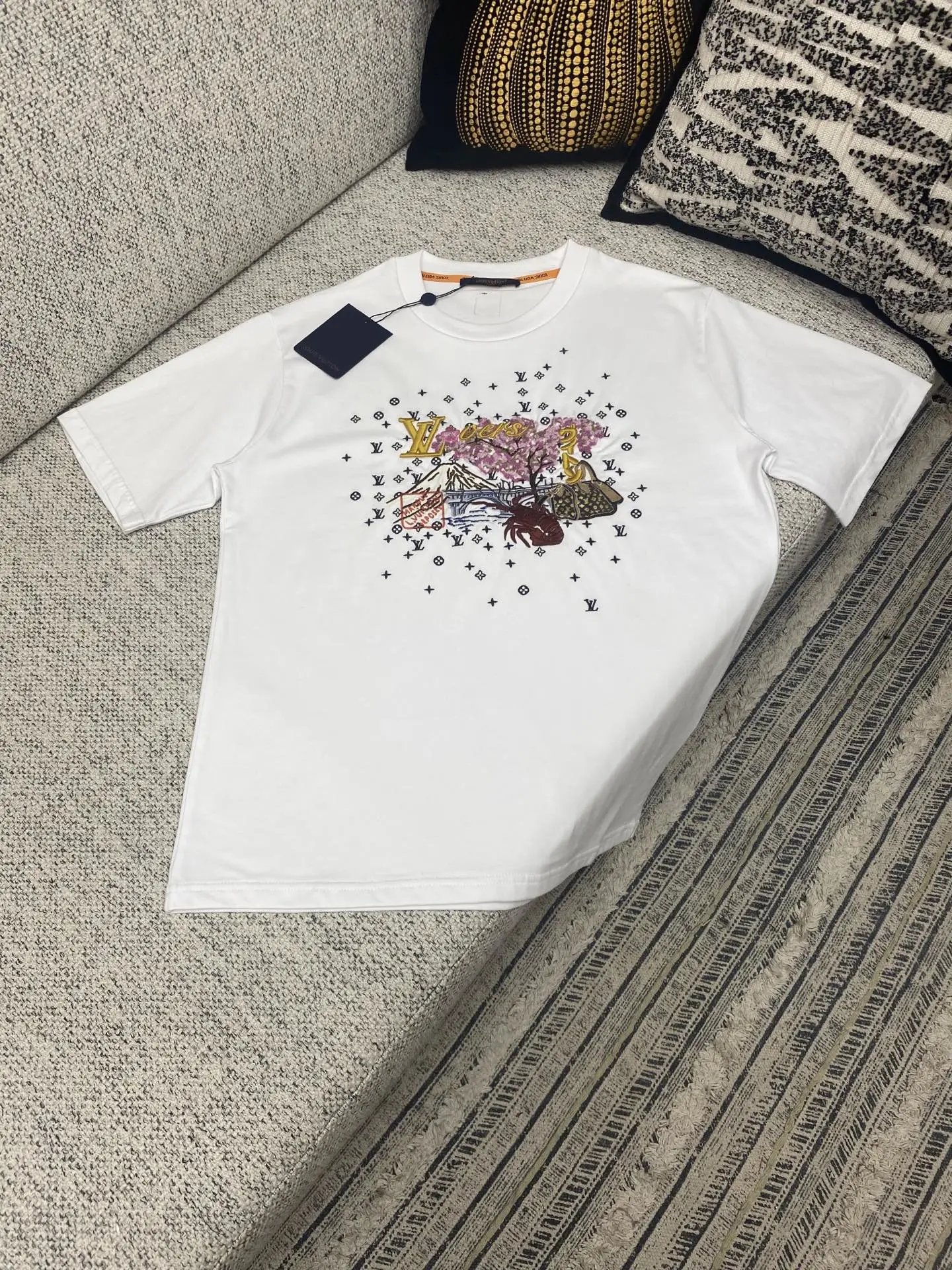 Mount Fuji cherry blossom lettering embroidered T-shirt