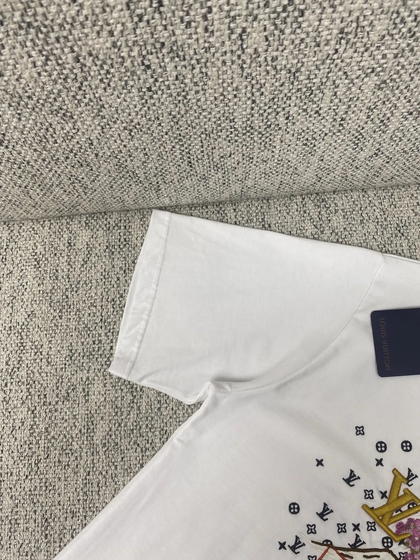 Mount Fuji cherry blossom lettering embroidered T-shirt