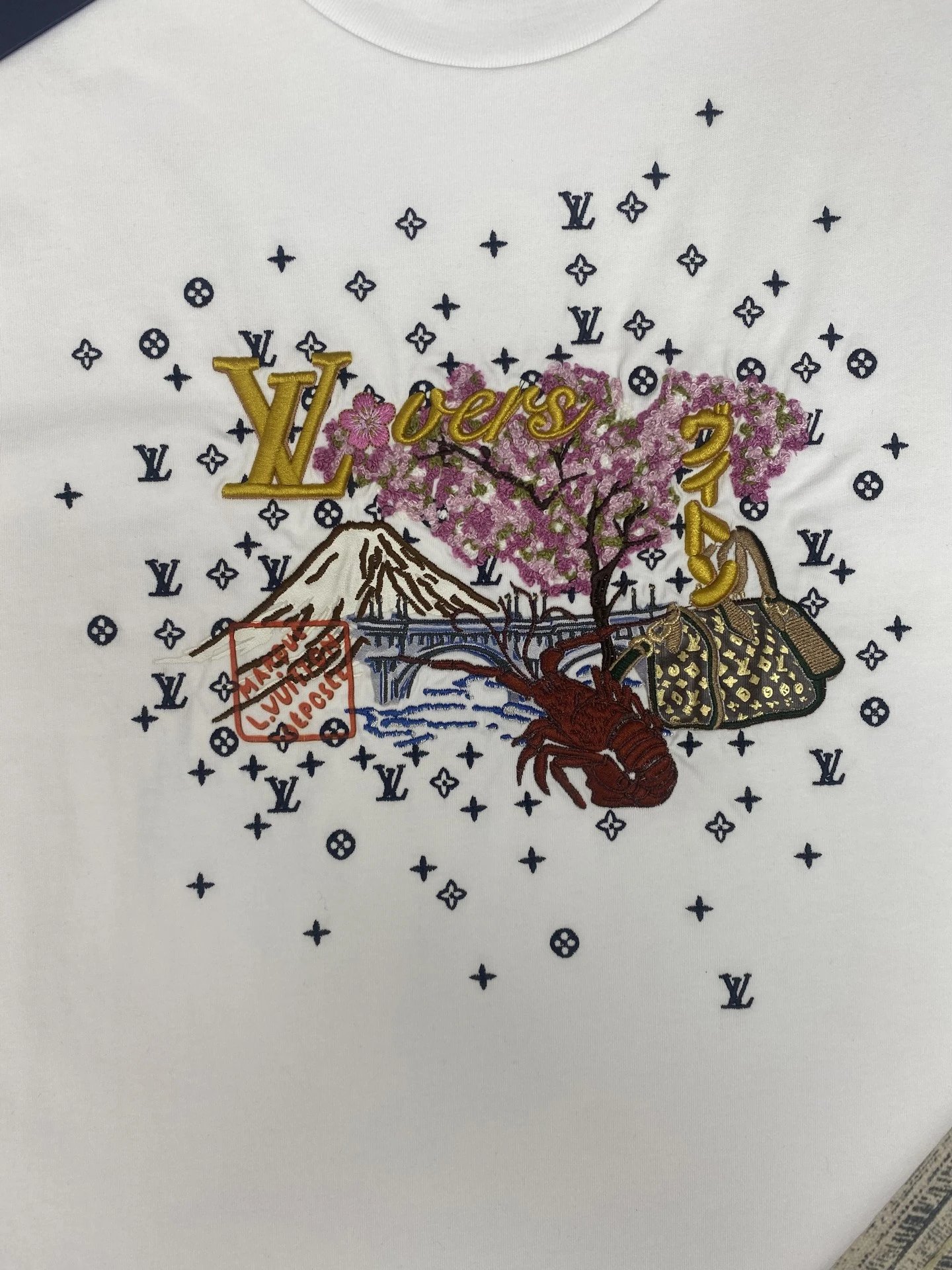 Mount Fuji cherry blossom lettering embroidered T-shirt