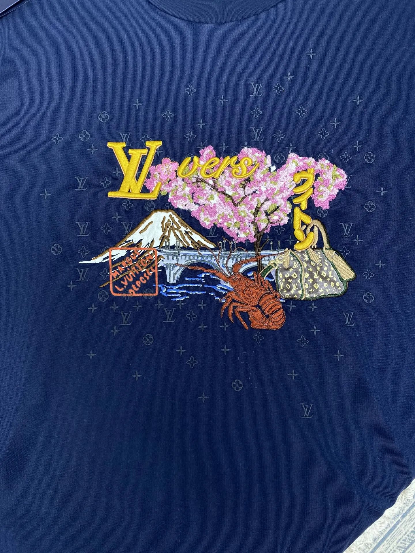 Mount Fuji cherry blossom lettering embroidered T-shirt