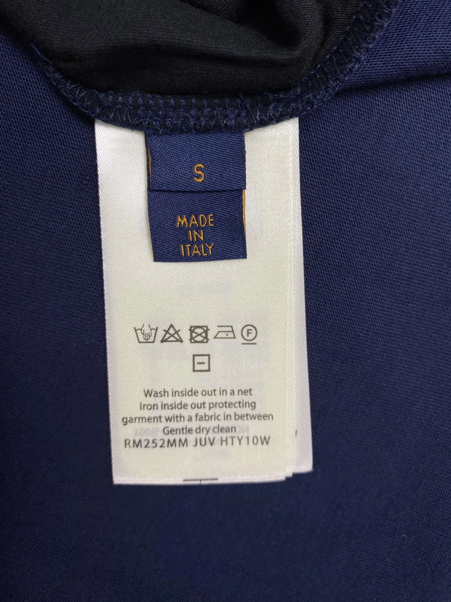 Mount Fuji cherry blossom lettering embroidered T-shirt