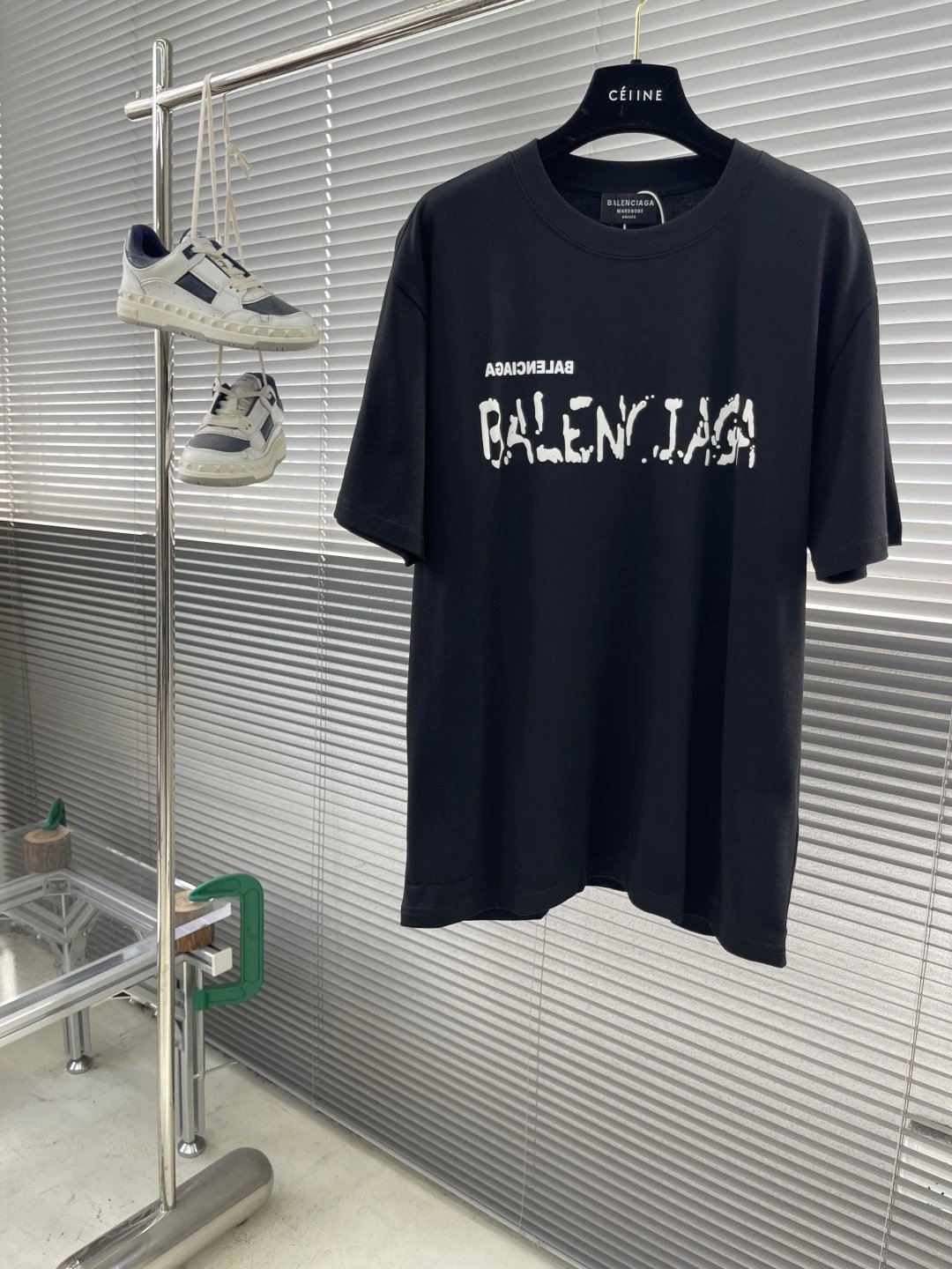 Reverse letter graffiti short-sleeved T-shirt