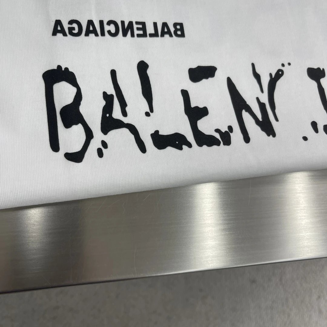 Reverse letter graffiti short-sleeved T-shirt