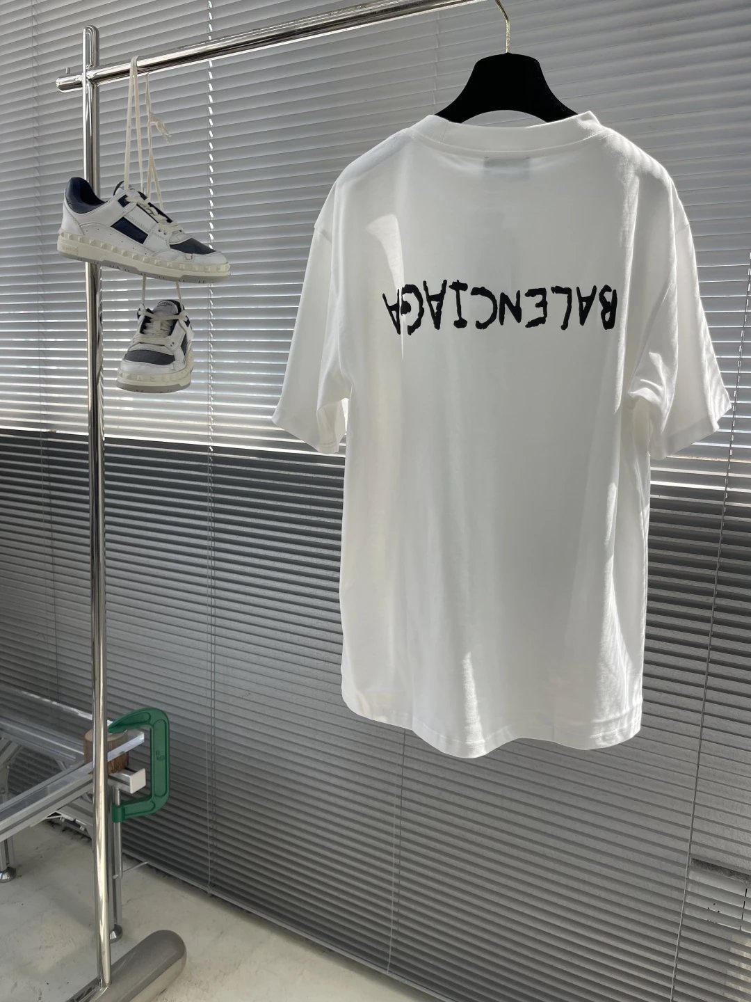 Reverse letter graffiti short-sleeved T-shirt