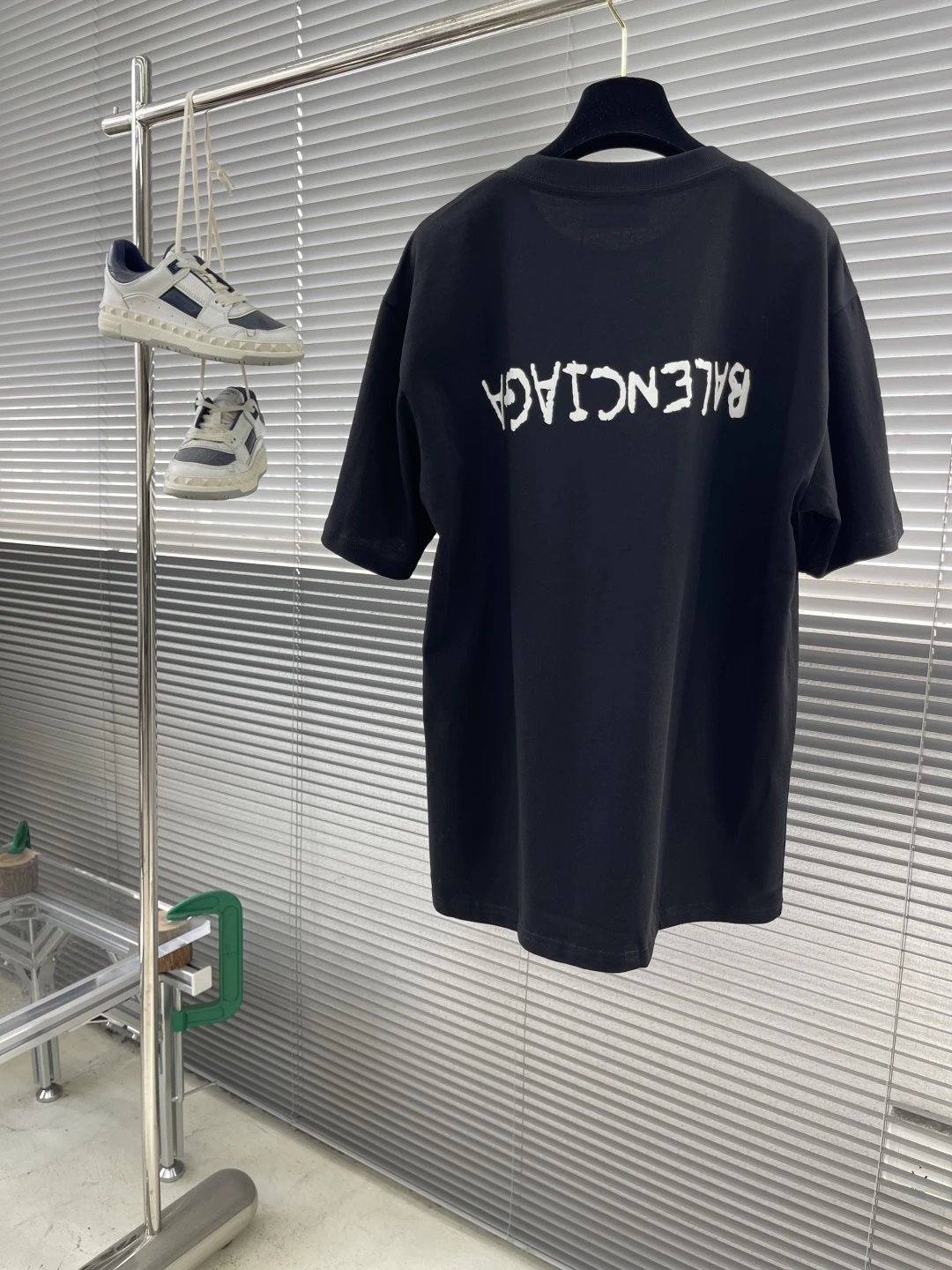 Reverse letter graffiti short-sleeved T-shirt