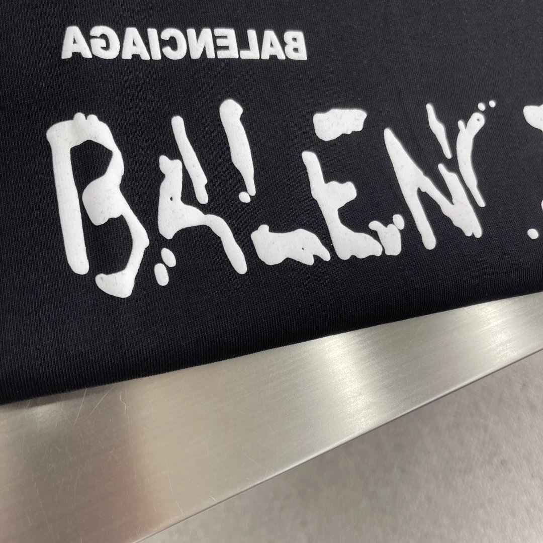 Reverse letter graffiti short-sleeved T-shirt