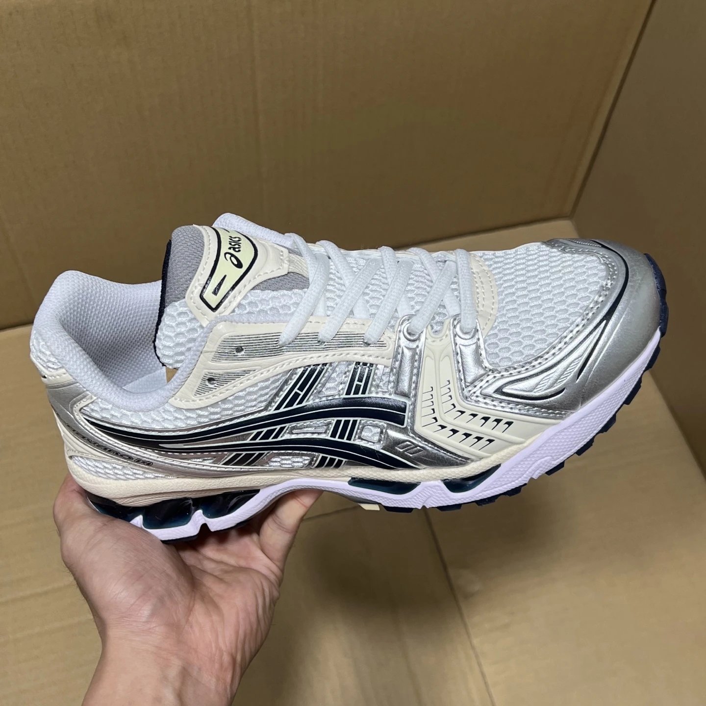 White Black Silver 1201A056-109