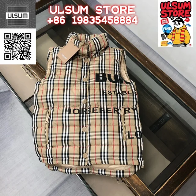 Burberry Down Jackets Hooded quilted jacket with check lining product detail image 21