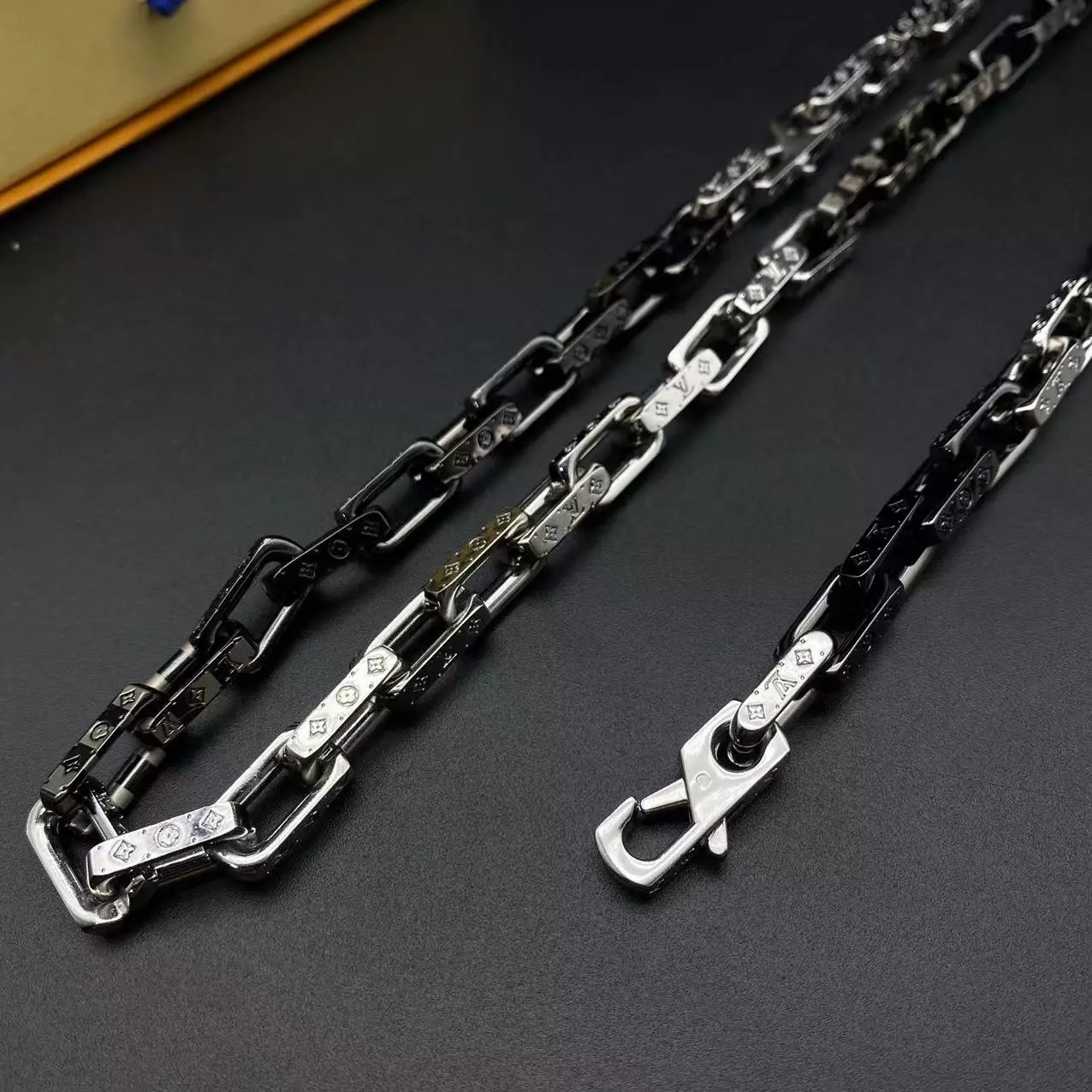 Half black necklace, bracelet, internet celebrity, same style, Instagram hot item, recommended on Xiaohongshu

