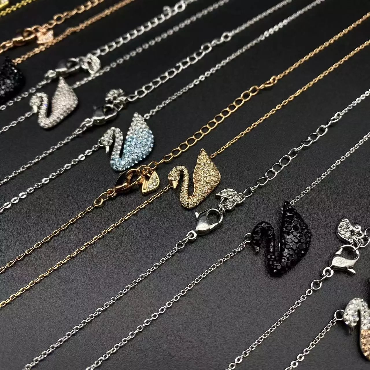 Classic swan necklace highest version of the alloy gold-plated process net red popular style ins style couple with the same paragraph