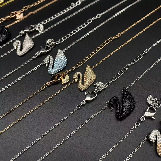 Classic swan necklace highest version of the alloy gold-plated process net red popular style ins style couple with the same paragraph