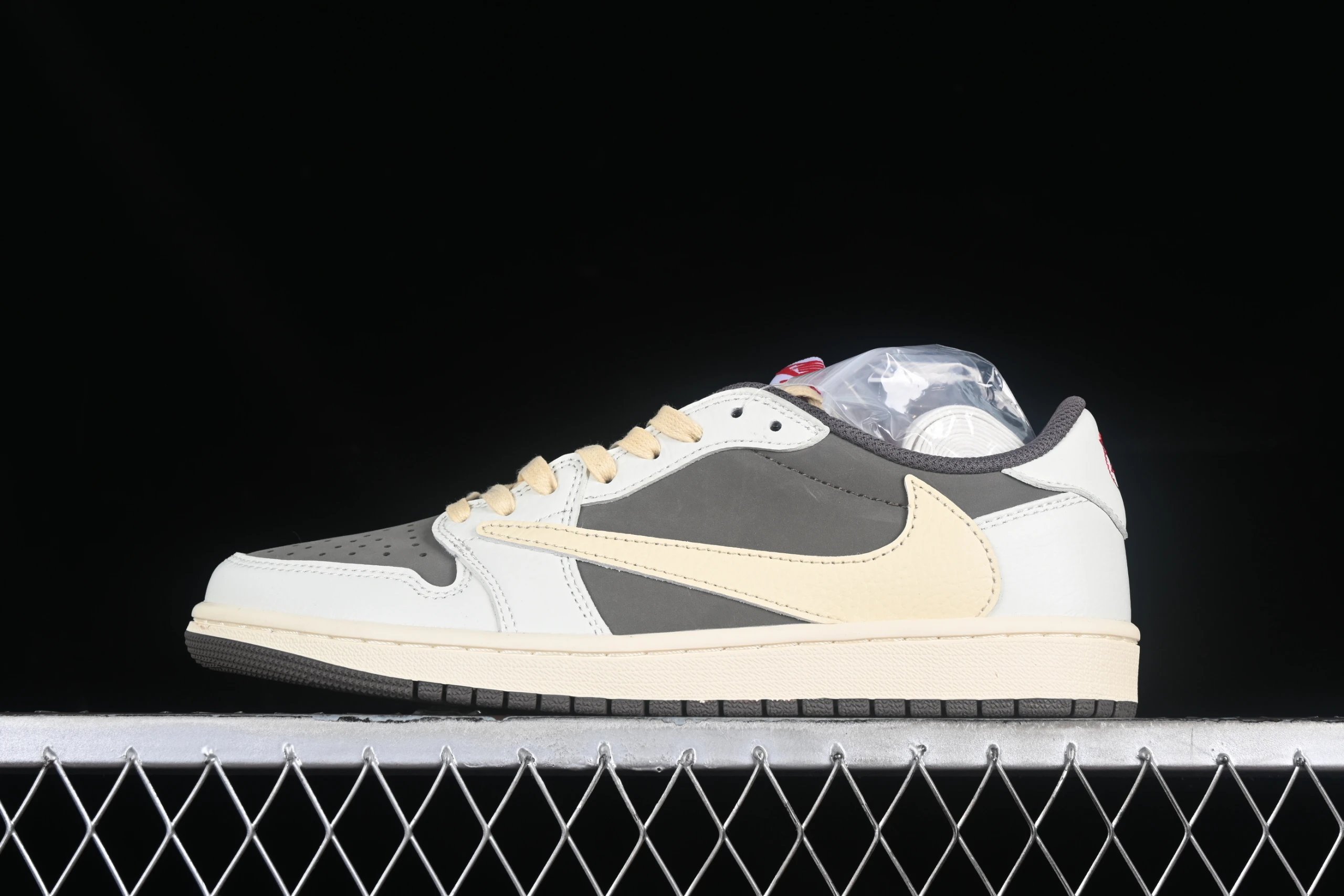 Travis Scott Air Jordan 1 Retro photo 2