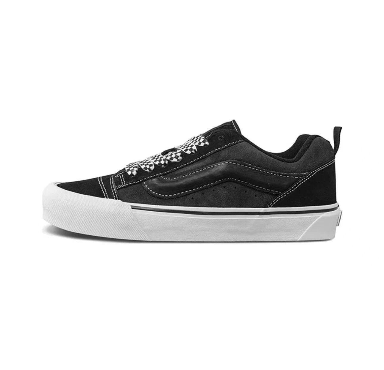 Wansi bread shoes in black and white color