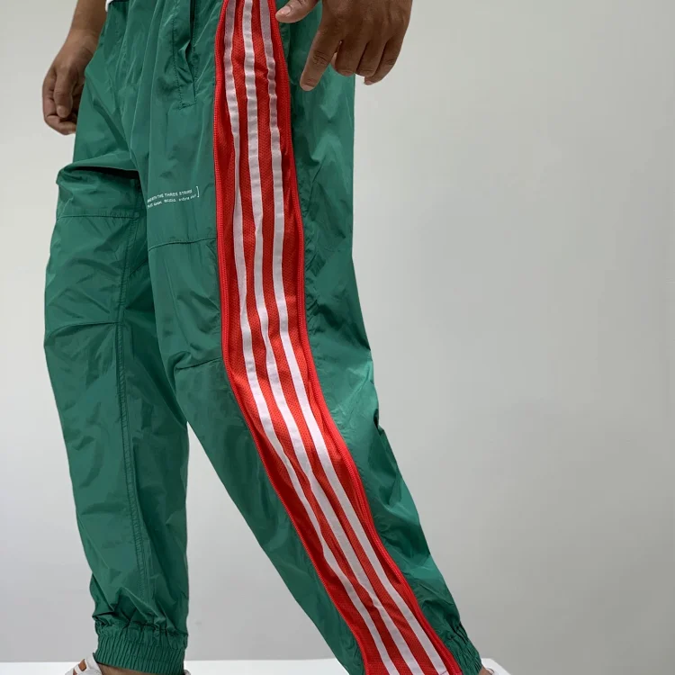 【售罄】大码+防蚊+灵活穿搭：阿迪  男三条纹绿色宽松薄款梭织长裤