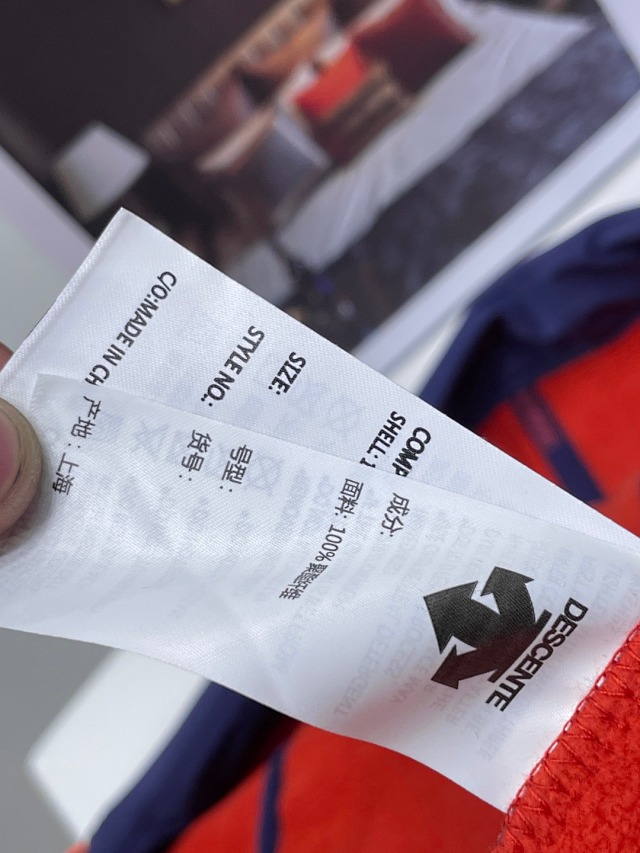 出口韩国:日本迪桑特 女加绒外套 团购价329元包邮67(吊牌价1590元)