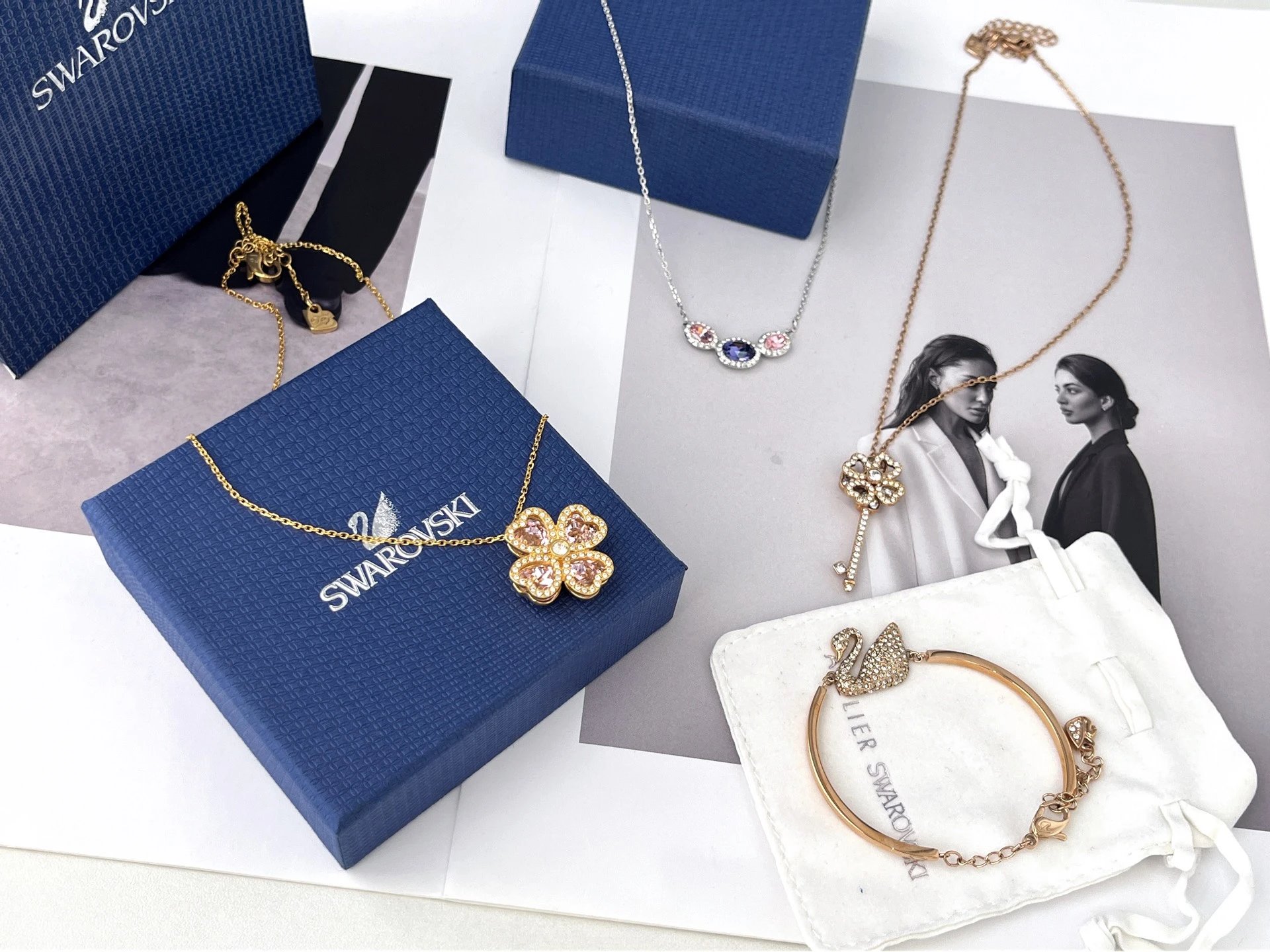 g013[Removed at night 528!!] Sw*Swarf* white swan bracelet/necklace collection! The simple and elegant design is full of high-end! It can be paired with gorgeous and elegant evening wear or daily commuting wear! No matter how you match it, you can’t go wrong. It’s really sparkly and looks great~