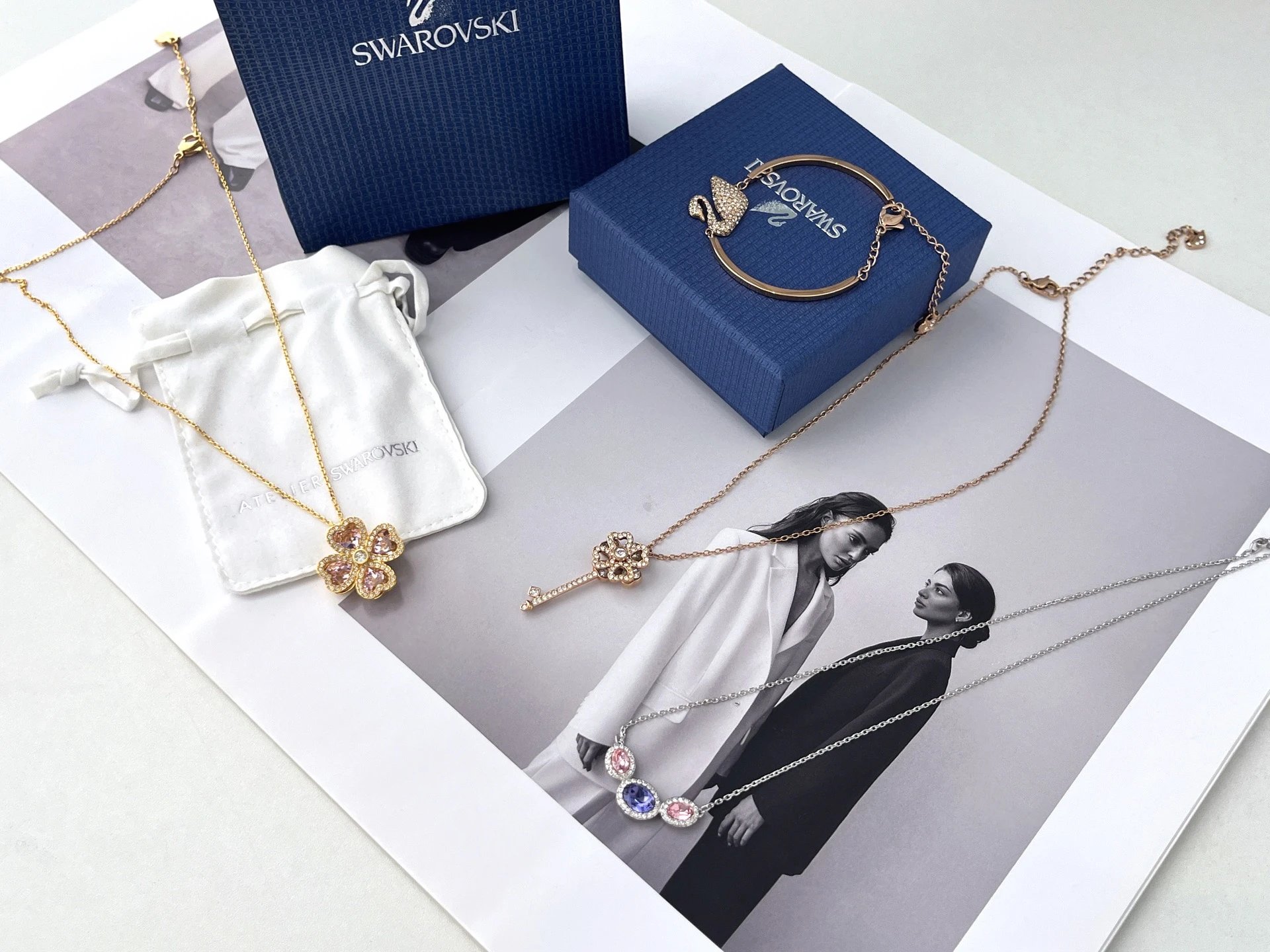 g013[Removed at night 528!!] Sw*Swarf* white swan bracelet/necklace collection! The simple and elegant design is full of high-end! It can be paired with gorgeous and elegant evening wear or daily commuting wear! No matter how you match it, you can’t go wrong. It’s really sparkly and looks great~