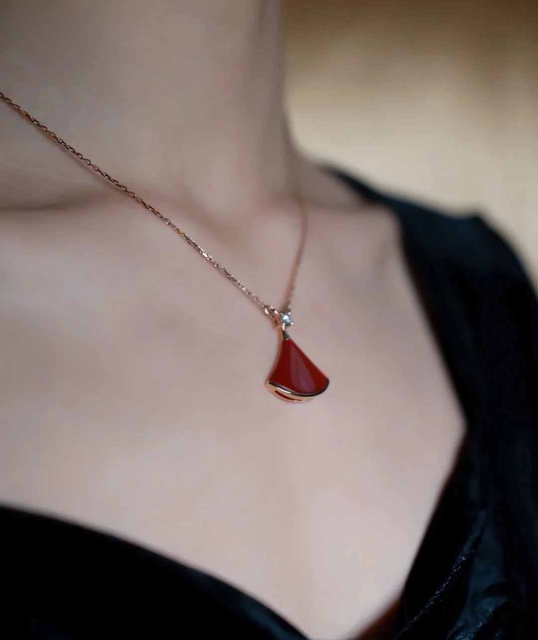 Classic diva mini skirt fan necklace
