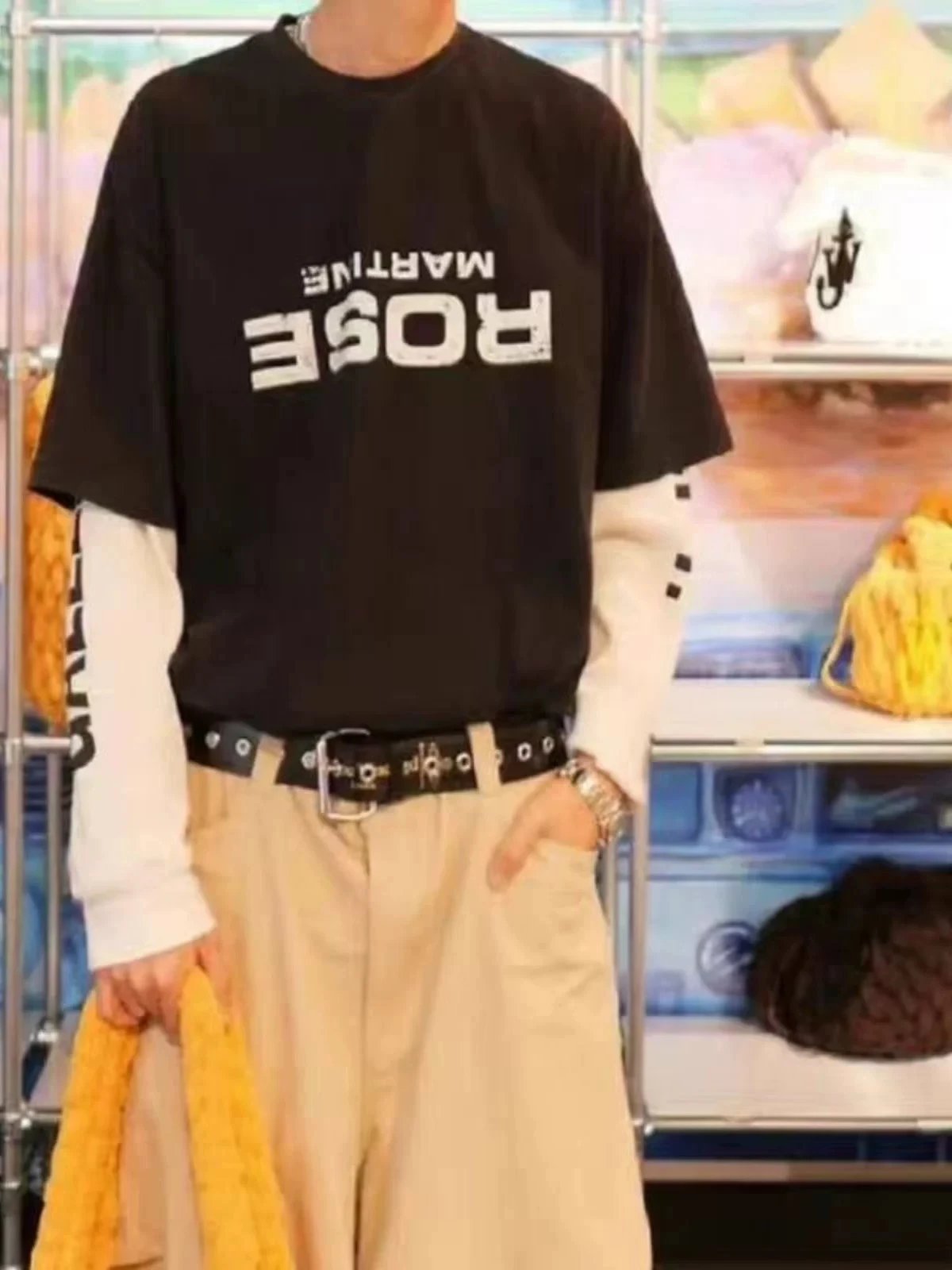Inverted Letter Logo Print T-Shirt Black photo 5