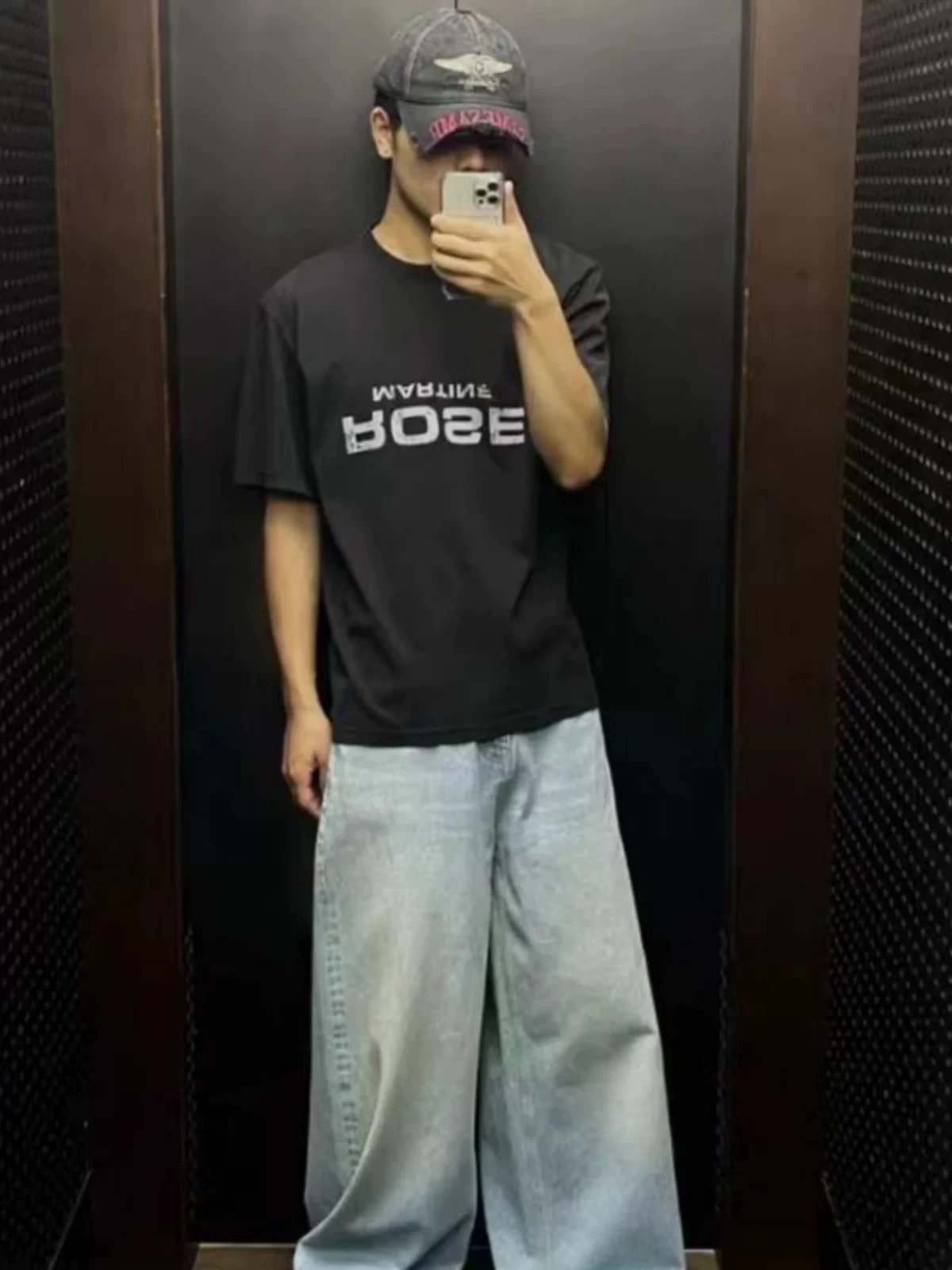 Inverted Letter Logo Print T-Shirt Black photo 3