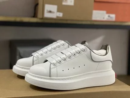 Alexander McQueen Sneakers Low-top with oversized sole and contrast heel tab product detail image 2