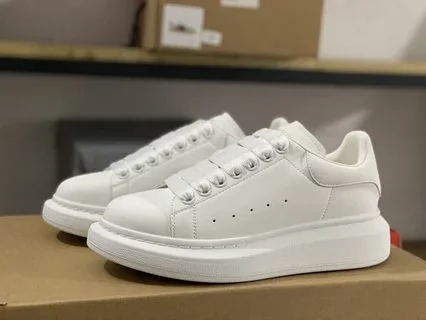 Alexander McQueen Sneakers Low-top with oversized sole and contrast heel tab product detail image 3