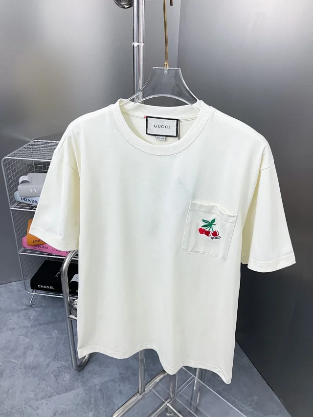 Gucci T-Shirts Short-Sleeve Logo Graphic T-Shirt product detail image 13