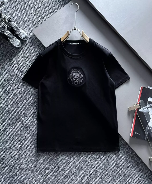Givenchy T-Shirts Short-Sleeve Logo Graphic product detail image 10