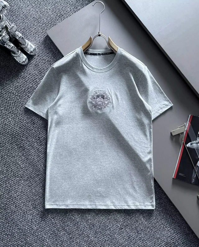 Givenchy T-Shirts Short-Sleeve Logo Graphic product detail image 11
