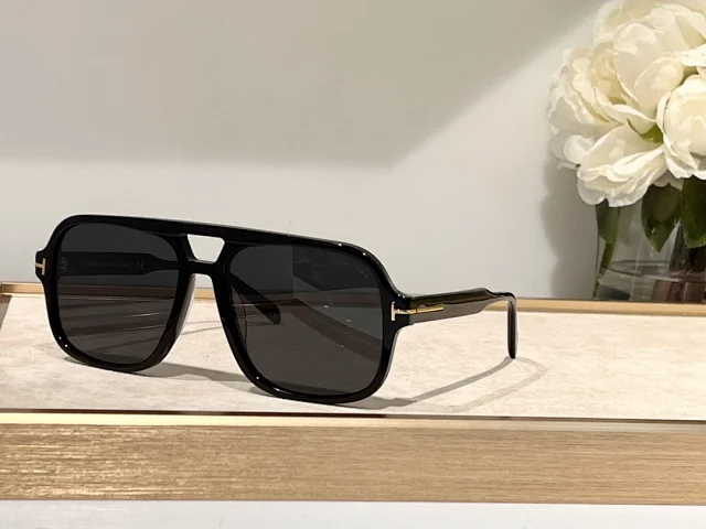 Tom Ford Eyewear Oversized square aviator sunglasses with T temple detail product detail image 6