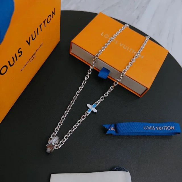 Louis Vuitton Jewelry Silver-Tone Chain Charm Pendant Necklace product detail image 11