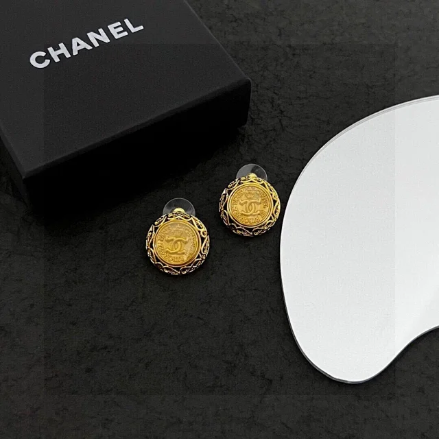 Chanel Jewelry CC Logo Earrings product detail image 10