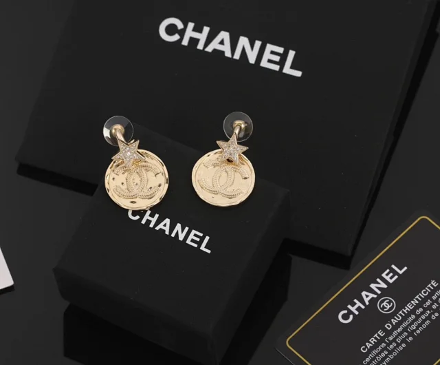 Chanel Jewelry CC Logo Earrings product detail image 13