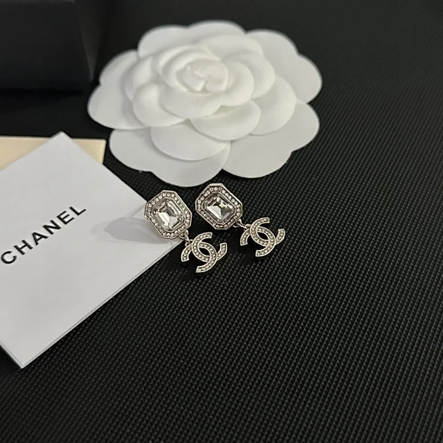 Chanel Jewelry CC Logo Earrings product detail image 12