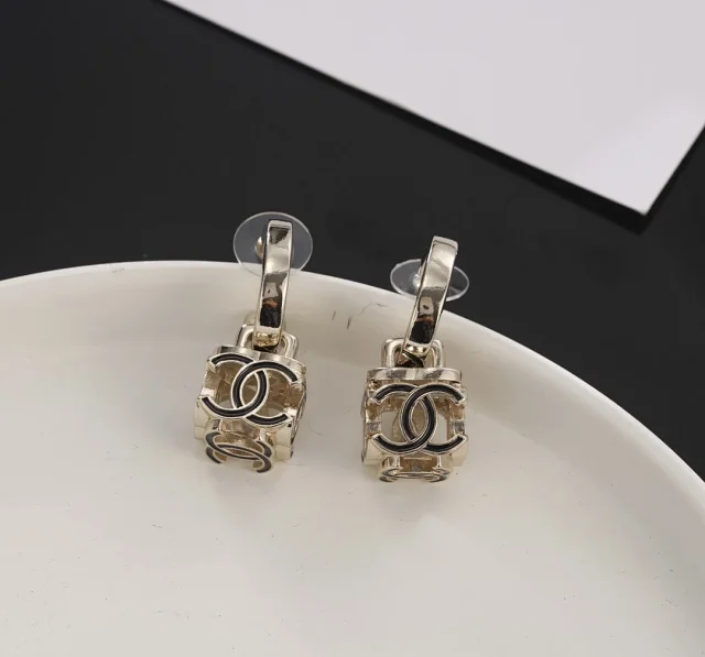 Chanel Jewelry CC Logo Earrings product detail image 15