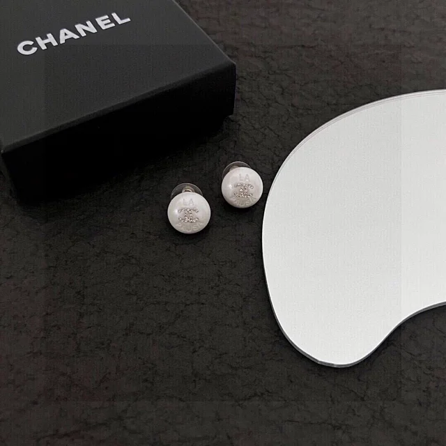 Chanel Jewelry CC Logo Earrings product detail image 11