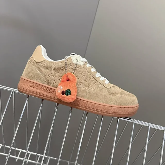 Louis Vuitton Sneakers Low-Top Monogram Suede product detail image 2
