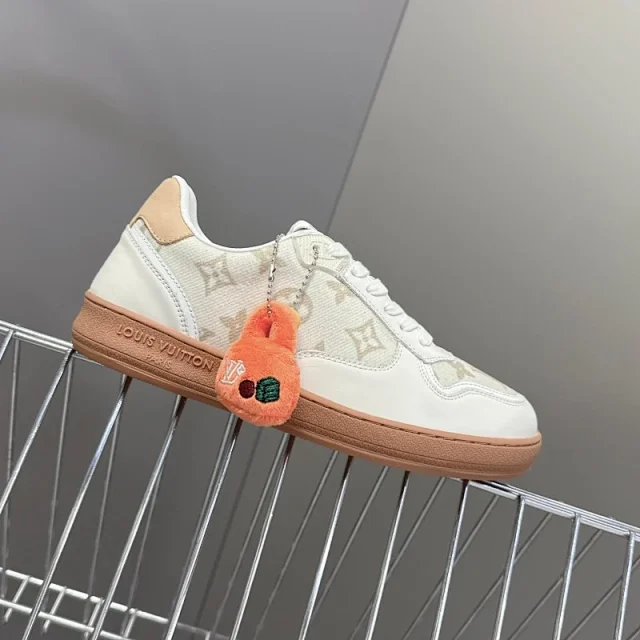 Louis Vuitton Sneakers Low-Top Monogram Suede product detail image 3